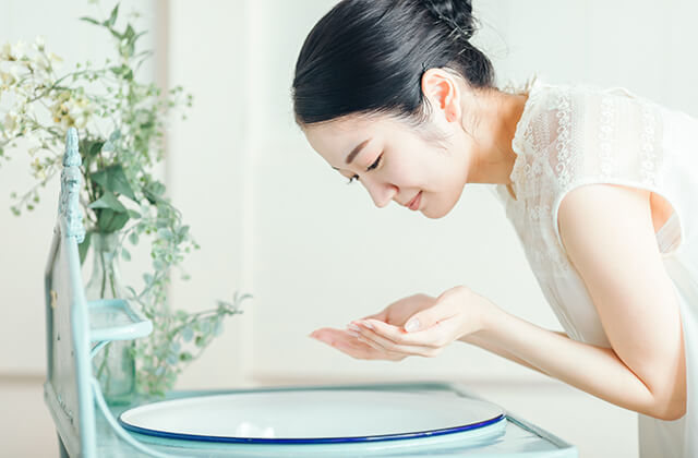 フェイスケアをする女性